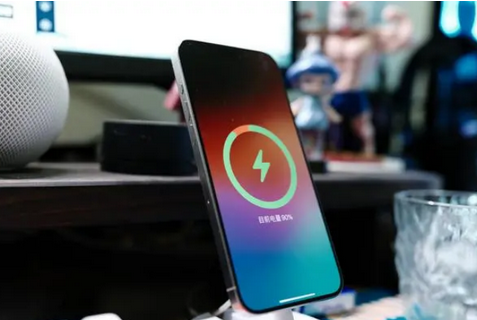 黔江苹果15换屏服务分享用什么充电器给iPhone15充电更好 